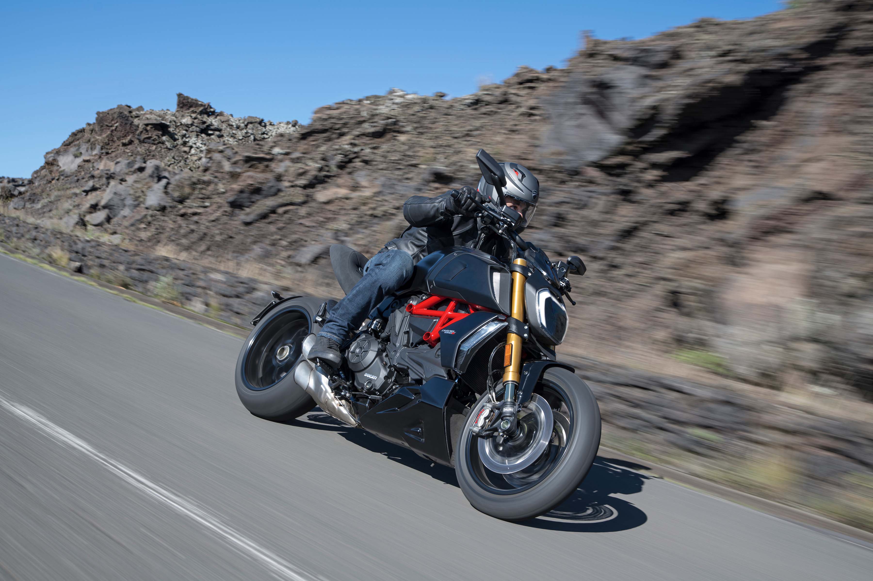 the-all-new-ducati-diavel-1260-is-one-mean-looking-cruiser-asphalt