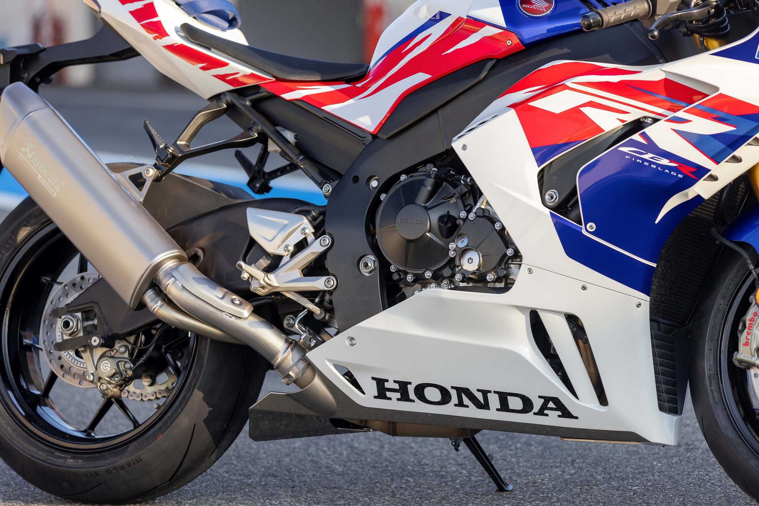 The Honda Cbr1000rr R Fireblade Sp 30th Anniversary Models Looks So Good In Its Retro Livery